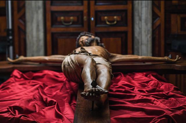 The restored ancient and large wooden crucifix of the Vatican Basilica, Vatican City, October 28, 2016. ANSA/ ALESSANDRO DI MEO